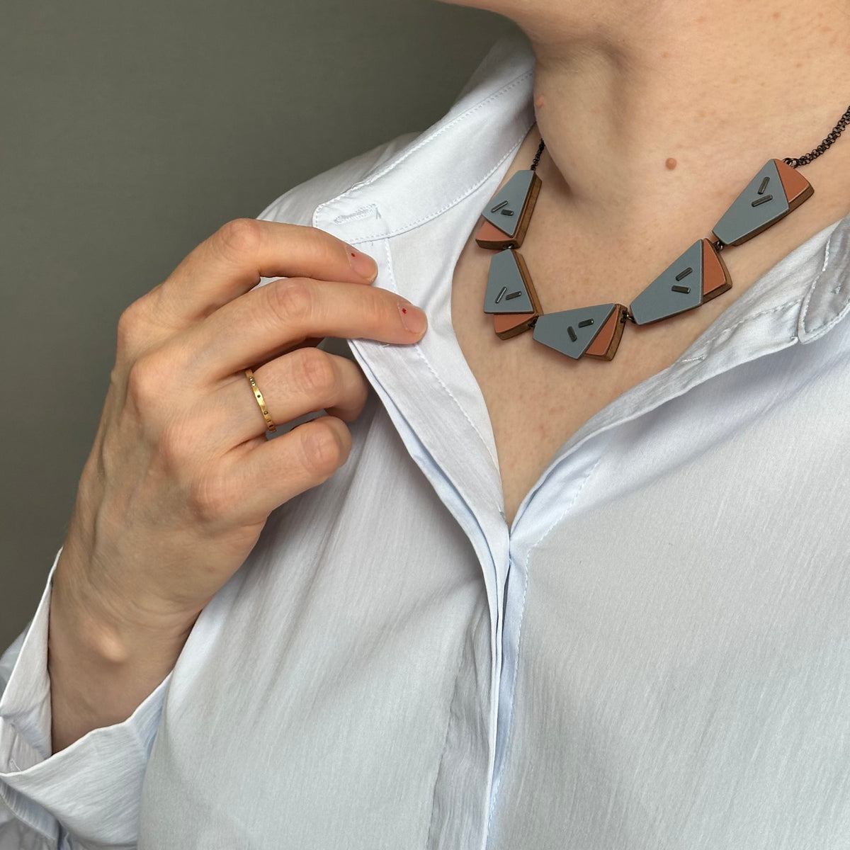 Flight overlap necklace