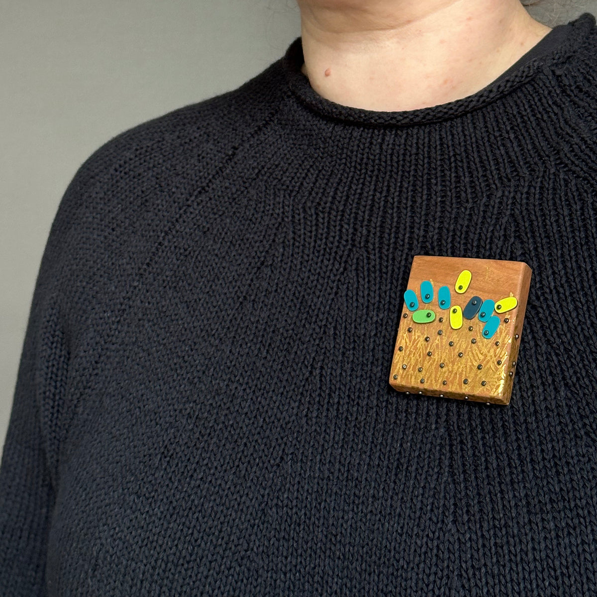 Gold field brooch