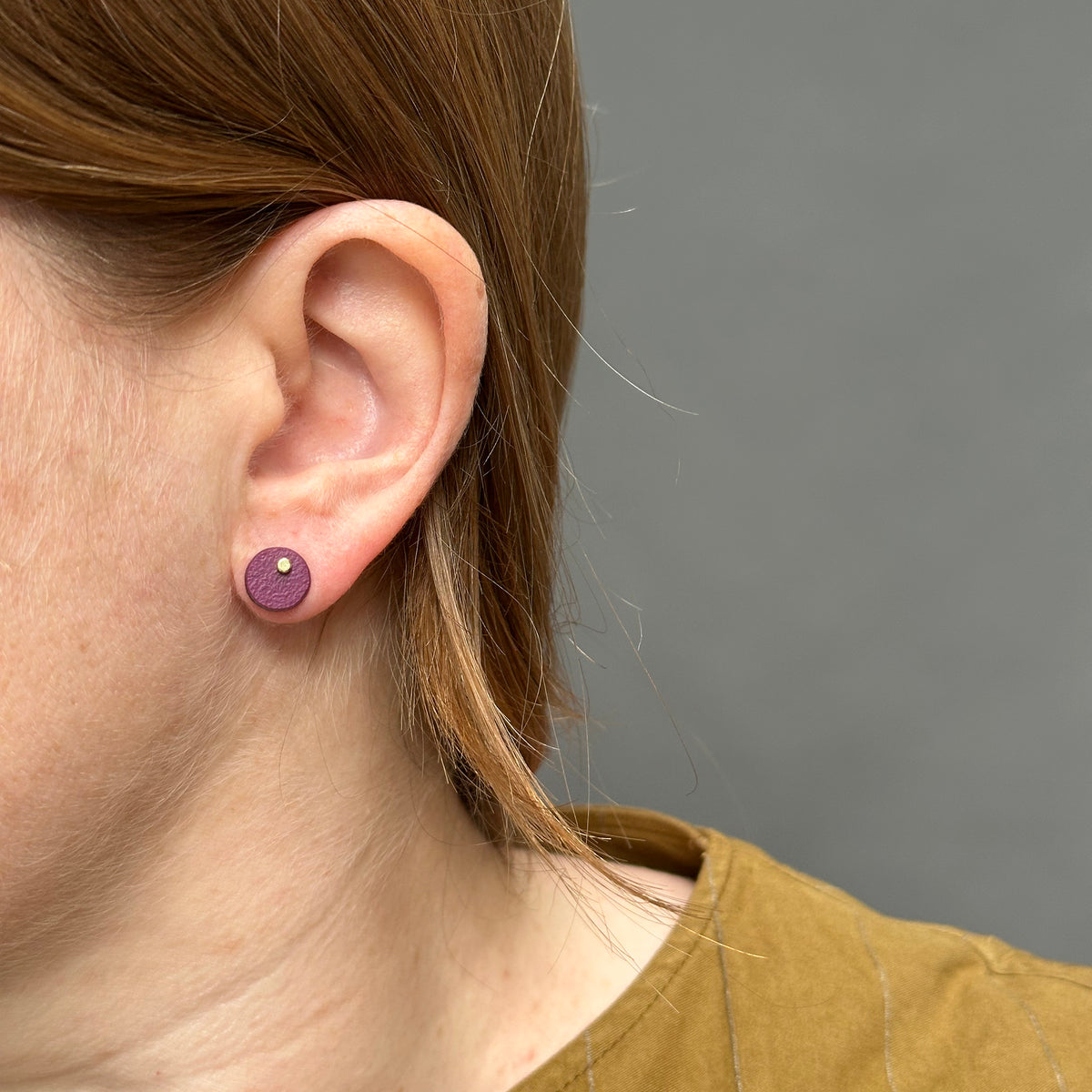 Tiny circle earrings - gold