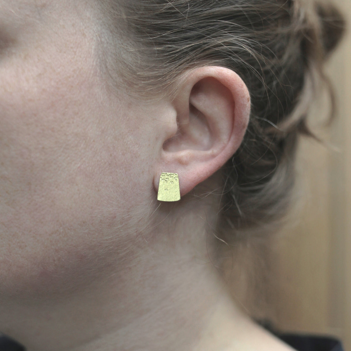 Chimney stud earrings - gold