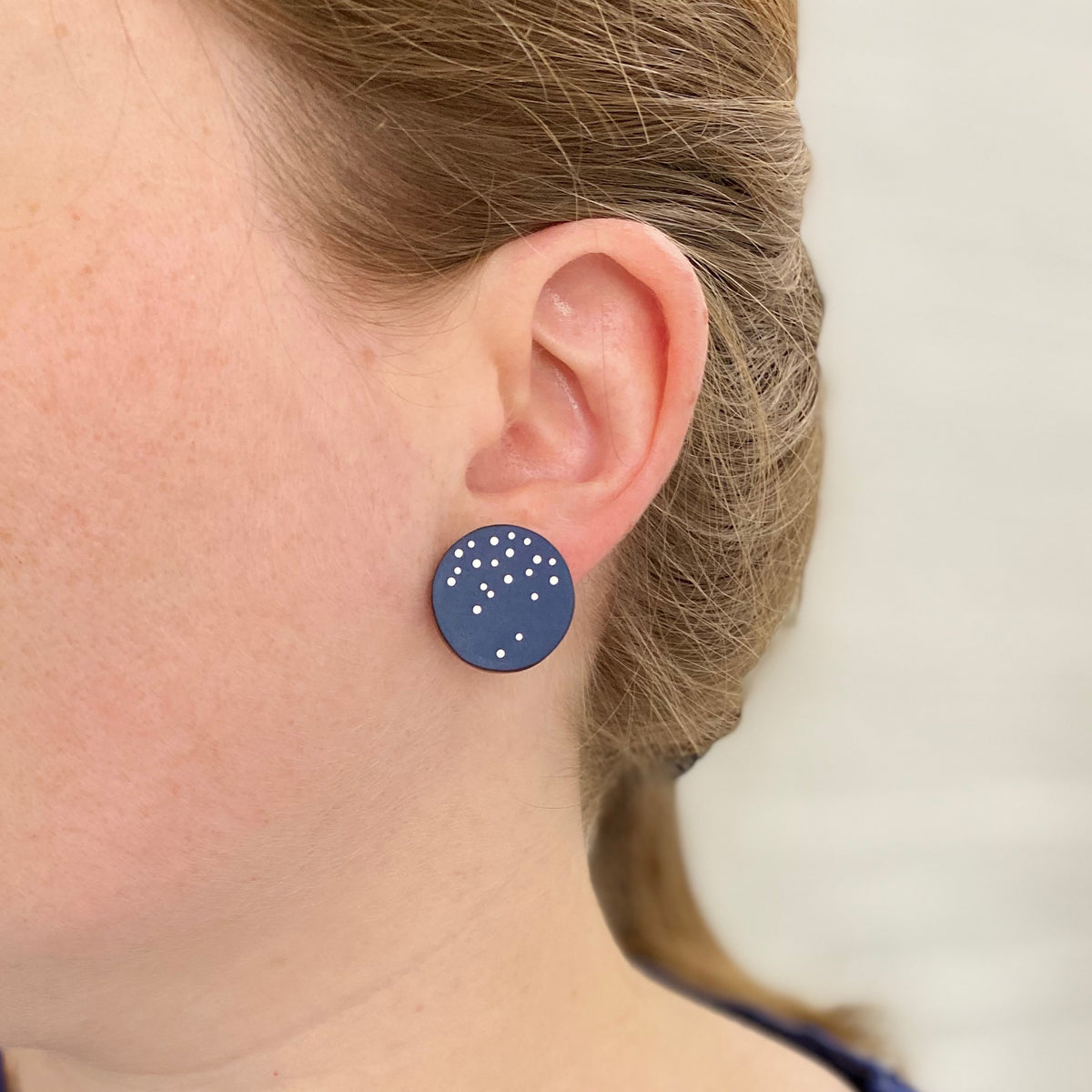 Round inlaid dot earrings - navy